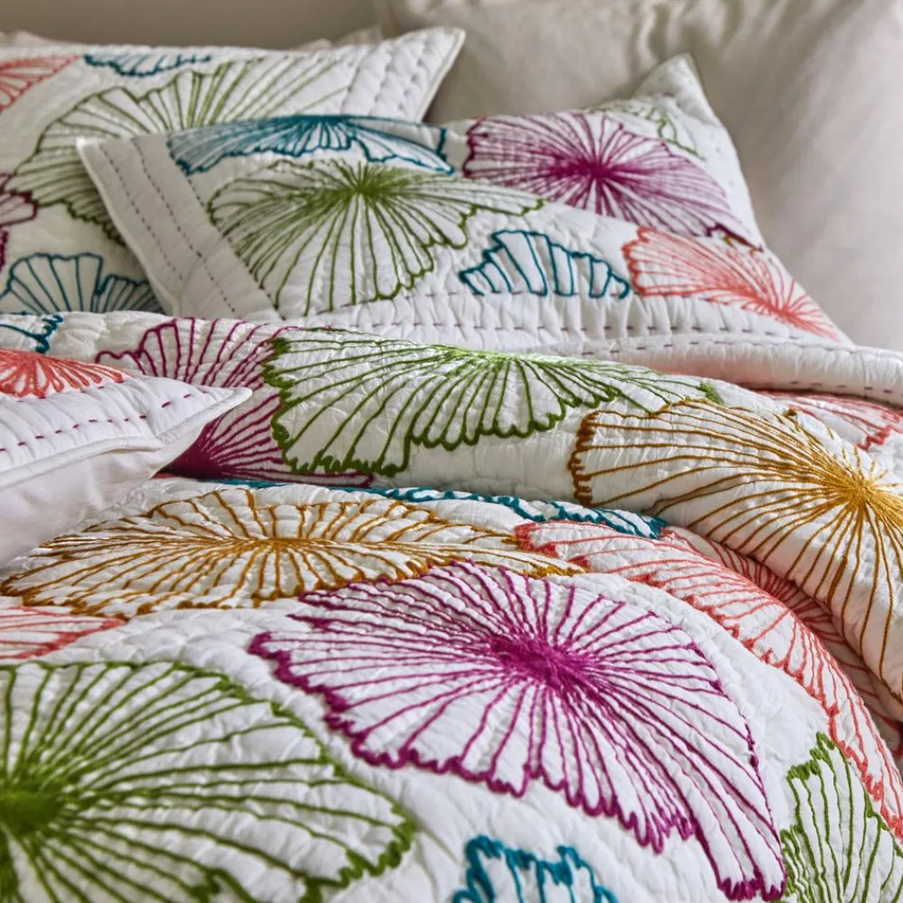 Becquet Boutis fleurs brodées multicolores - CRÉATION< Boutis, Jeté De Lit, Couvre Lit