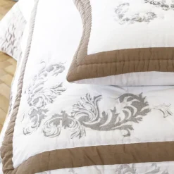 Becquet Boutis imprimé arabesques.< Boutis, Jeté De Lit, Couvre Lit