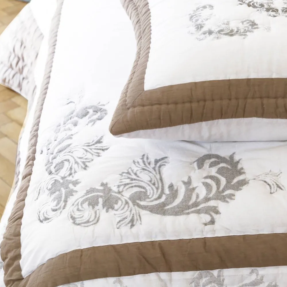 Becquet Boutis imprimé arabesques.< Boutis, Jeté De Lit, Couvre Lit