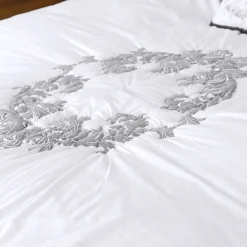 Becquet Boutis imprimé arabesques.< Boutis, Jeté De Lit, Couvre Lit