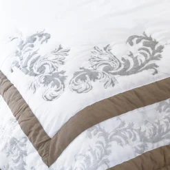 Becquet Boutis imprimé arabesques.< Boutis, Jeté De Lit, Couvre Lit