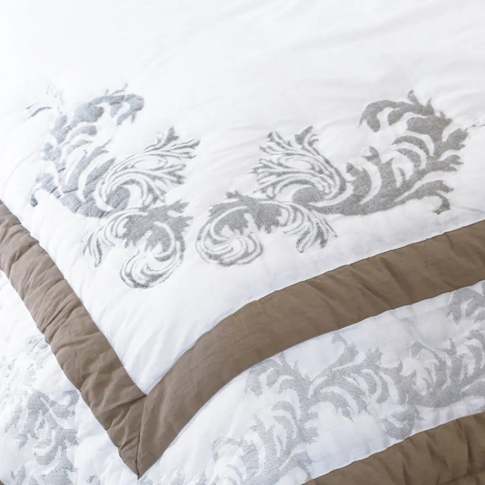 Becquet Boutis imprimé arabesques.< Boutis, Jeté De Lit, Couvre Lit