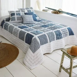 Becquet Boutis patchwork de motifs bleus et blancs - CRÉATION.< Boutis, Jeté De Lit, Couvre Lit