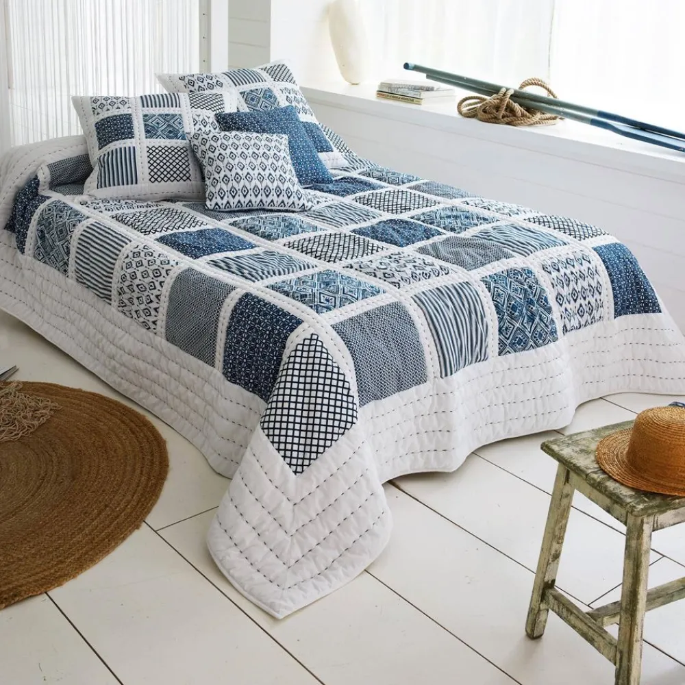 Becquet Boutis patchwork de motifs bleus et blancs - CRÉATION.< Boutis, Jeté De Lit, Couvre Lit