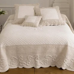 Becquet Boutis perle et blanc, brodé main et réversible - CRÉATION< Boutis, Jeté De Lit, Couvre Lit