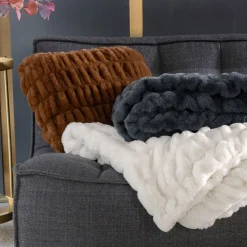 Becquet Housse coussin imitation fourrure à relief< Rideau Et Déco Textile|Coussin, Housse De Coussin