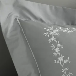 Becquet Linge de lit percale fleurs brodées et torsades - CRÉATION< Les Matières|Housse De Couette