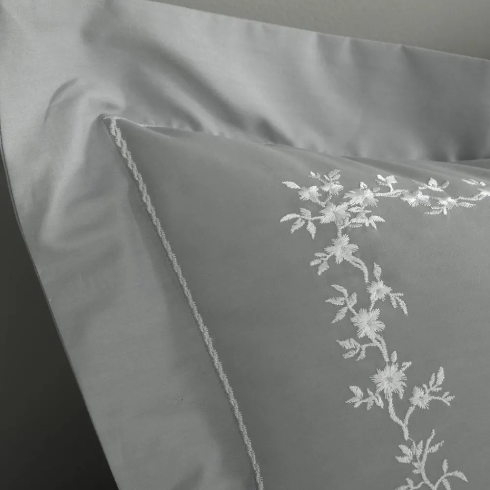 Becquet Linge de lit percale fleurs brodées et torsades - CRÉATION< Les Matières|Housse De Couette