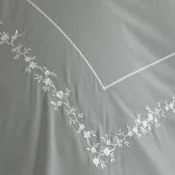 Becquet Linge de lit percale fleurs brodées et torsades - CRÉATION< Les Matières|Housse De Couette