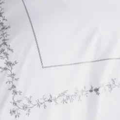 Becquet Linge de lit percale fleurs brodées et torsades - CRÉATION< Les Matières|Housse De Couette